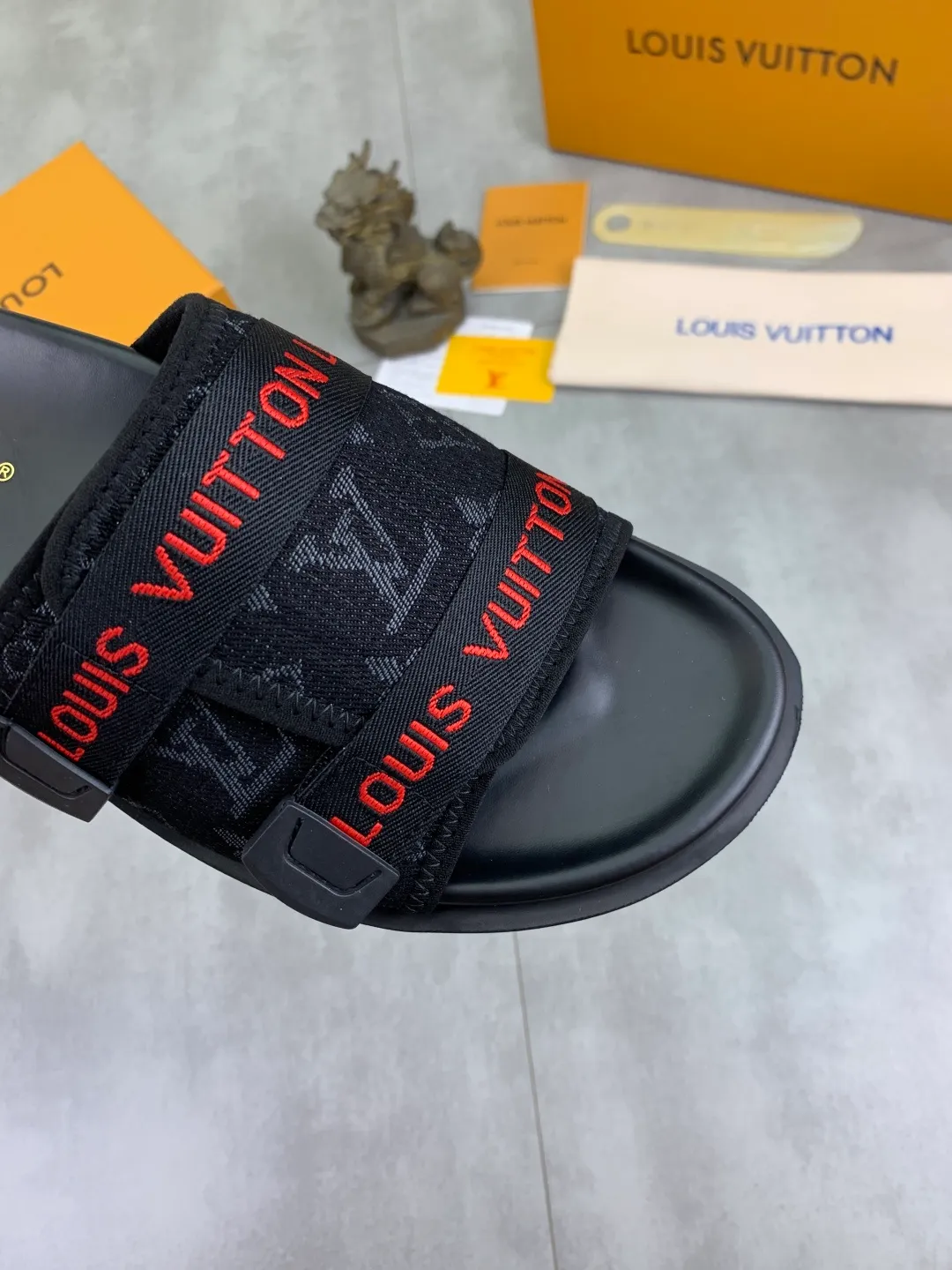 Men's shoes 💰P320💰【New style】🆘 Original quality 【LOUIS VUITTON】The popular Louis Vuitton LV men's slippers on the official website are on sale simultaneously! Original fabric imported from Italy, original factory special supply, code number: 38-44 (45 customized), many colors available